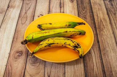 Muz, Musa cinsinin çeşitli büyük otçul bitkilerinden oluşan yenilebilir bir meyvedir. Küçük bir ağaç görünümlü bu büyük bitkilere muz ağaçları denir.