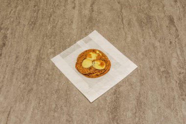 Gri yüzeyde lezzetli beyaz çikolatalı kurabiye.