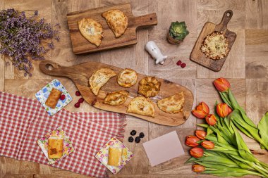 Çiçeklerle, çeşitli vejetaryen börekleriyle, vejetaryen tatlılarıyla ve böğürtlenleriyle dolu sakin bir hayat.
