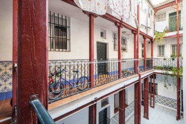 İspanya 'nın Madrid şehrindeki eski bir apartmanın içinde Corrala' da.