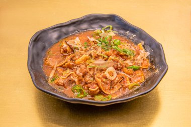 Asya usulü pişirilmiş sebzeli bir domuz kulağı.