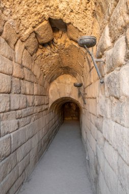 Eski Roma sirkinin duvarlarında metal kazanlar olan taş geçit.