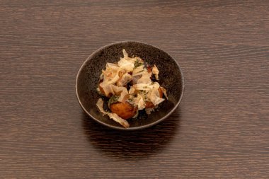 Geleneksel olarak küçük bir ahtapot parçasıyla dolu lezzetli un küreleri olan bir kase dolusu Takoyaki. Ama Yaki-Yaki 'de onları karideslerle de dolduruyoruz.