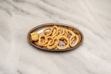 İspanya 'da kızarmış kalamar, kalamar a la romana, kalamar halkaları ya da kalamar a la andaluza olarak bilinirler. Genellikle birçok barda tapa ya da porsiyon olarak servis edilir.