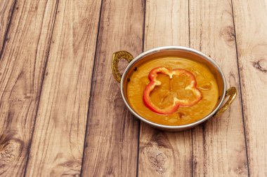 Körili tavuk, Hindistan kökenli ve oradan dünyanın geri kalanına yayılmış bir yemektir. Çünkü Hindistan 'da tavuk, keçi ve kuzu eti tüketilen tek hayvandır.