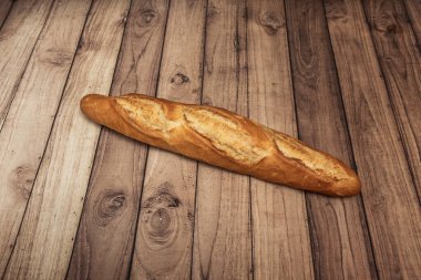 Bir somun taze pişmiş geleneksel buğday ekmeği ahşap bir masada