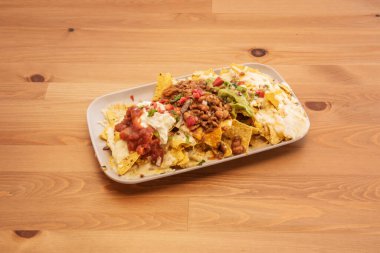 Taze peynirli Meksika mısır cipsi, guacamole, Chile con frijoles ve pico de gallo.