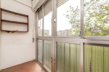 Alt kısmında şeffaf cam olan eski bir evin görüş açısı.