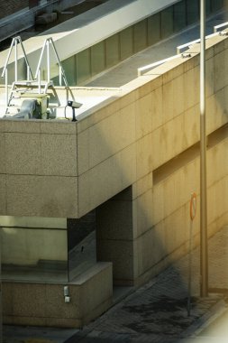 Sokak seviyesinde granit cepheli bir binada güvenlik ofisi.