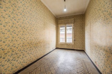 Duvarları eski kirli duvar kağıtlarıyla kaplı yatak odası, yıpranmış hidrolik taş döşeme ve kirli beyaz tahta pencereler.