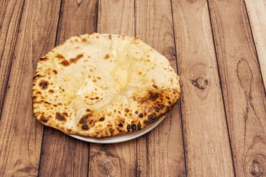 Tipik orta doğu peyniri. Tahta masada naan ekmeği.