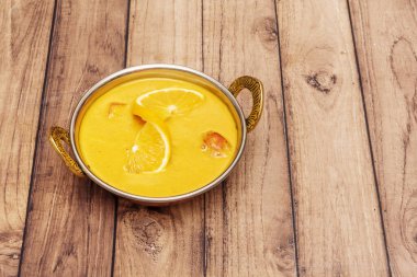 Tavuk tikka masala dünyadaki en popüler Güneybatı Asya yemeklerinden biridir. Popülerliği o kadar büyüktür ki dünyadaki çoğu Hint restoranı menülerinde bunu sunar.