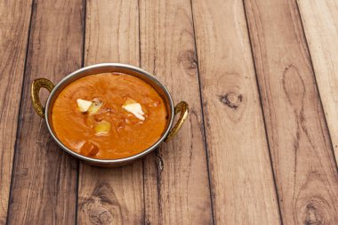 Tereyağlı tavuk genellikle naan, roti, parathas veya haşlanmış pirinçle servis edilir. Bazen tavuk tikka masala ile karıştırılır.