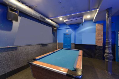 Bilardo masası olan bir gece kulübünün zemin katında oyun odası.