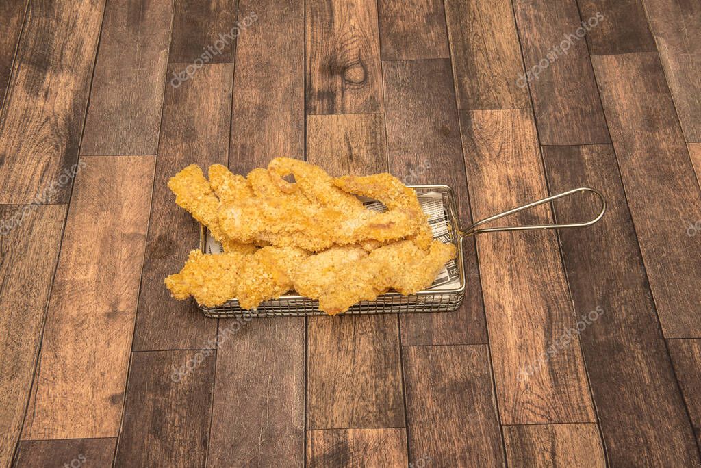 Las tiras o palitos de pollo, también llamados dedos o tiernos en