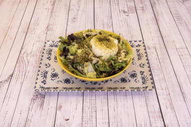 The burrata is a fresh cow's milk cheese, with spun paste and round in shape, with an external appearance similar to that of mozzarella in the shape of a bag with the characteristic apical closure