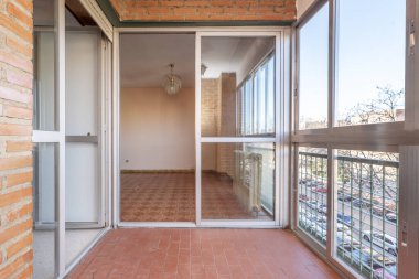 Terrace with glass and aluminum enclosure, fine brown clay floors and tiles of the same material