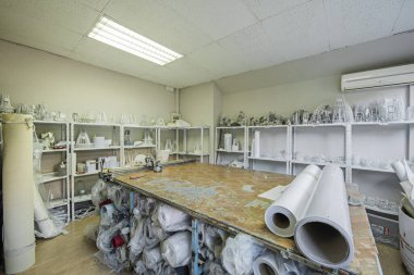 A table from a lamp workshop with all kinds of materials for its construction