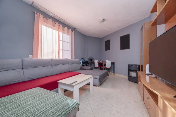 Möbliertes Wohnzimmer Eines Hauses Mit Einem Steinzeugboden Und Einem Sofa — Stockfoto
