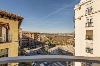 Bir manastır, kırsal ve Madrid dağlarının manzarası.