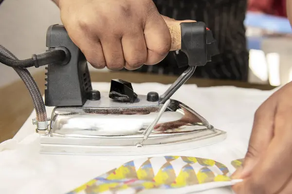 Ένας Χειριστής Σιδερώνει Κομμάτια Υφάσματος Για Κάνει Τυπωμένα Πουκάμισα — Φωτογραφία Αρχείου
