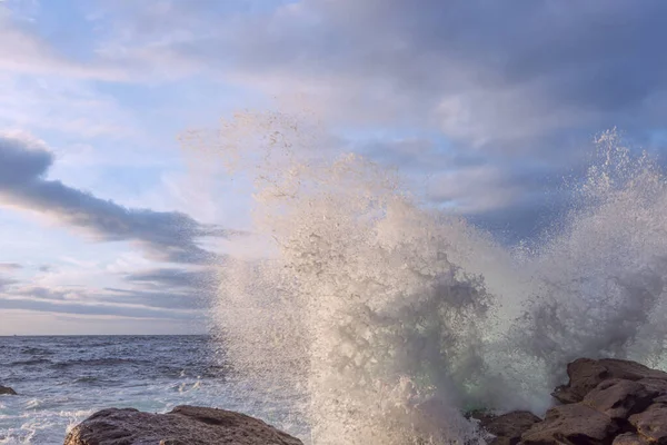 Havsvågor Som Träffar Klippor Vid Galiciens Kust Vid Solnedgången — Stockfoto