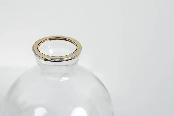 Wadah Dekoratif Kecil Dalam Gelas Transparan Dengan Pinggiran Emas Mulut — Stok Foto
