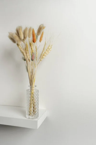 Pequeno Vaso Vidro Esculpido Com Picos Ramos Plantas Secas Alguns — Fotografia de Stock