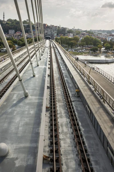 Rel Kereta Logam Dan Kawat Gigi Jembatan Metro Melintasi Tanduk — Stok Foto