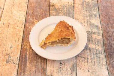 Elmalı turta meyveli turtadır. Birçok çeşidi vardır ve elma dilimlenebilir ya da komposto olarak kullanılabilir. Elmalar doğrudan hamurun üzerine ya da krema tabanına yerleştirilebilir.