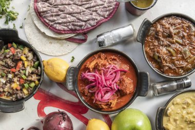 Cochinita pibil güveci, sığır eti, bol meyve, sos ve buğday tortillası ile hazırlanmış Meksika yemeği tarifi.