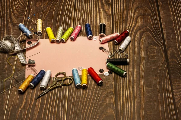 Ένα Ράψιμο Νεκρή Φύση Ένα Πλαστικό Χάρακα Βελόνες Χρωματιστά Κουμπιά — Φωτογραφία Αρχείου