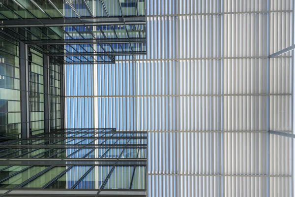 Edifício Escritórios Com Uma Fachada Metal Vidro Árvores Sebes Toldos — Fotografia de Stock