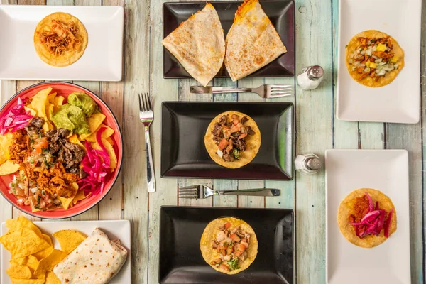 Bovenaanzicht Van Mexicaans Eten Met Taco Nacho Afgewisseld Met Guacamole — Stockfoto