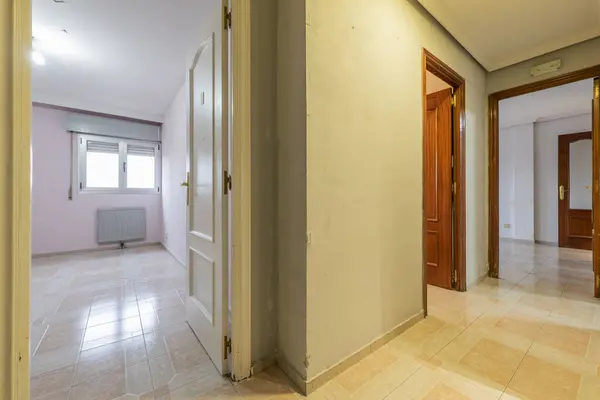 Verteilerflur Eines Hauses Mit Zweifarbigem Steinzeugboden Und Zugangstüren Mehreren Räumen — Stockfoto