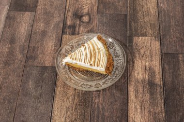 Limonlu turta, limonlu krema ile doldurulmuş kısa kabuklu pasta veya puf böreği tabanlı bir tarttır.