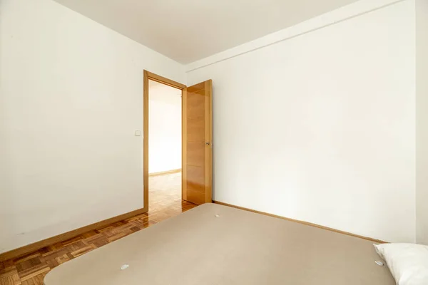 Kamer Met Een Bank Een Leeg Appartement Met Parketvloer Met — Stockfoto