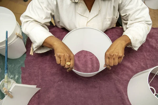Руки Женщины Делающей Тень Лампы Фиолетовой Скатерти — стоковое фото