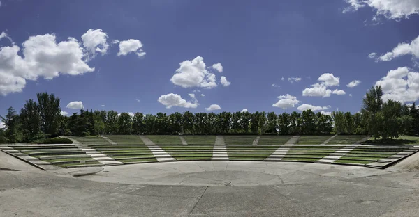 Panoramiczny Obraz Amfiteatru Dużą Betonową Powierzchnią Trawą Między Trybunami — Zdjęcie stockowe