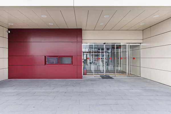 Portal Entrada Edificio Oficinas Con Una Pared Roja Combinada Con — Foto de Stock