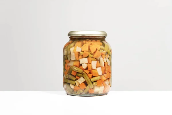 缶詰の野菜シチュー付きの大きなガラス瓶 — ストック写真