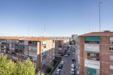 Şehrin bir semtinde mütevazı bir karakterin konutu için tasarlanmış tuğla binalar.