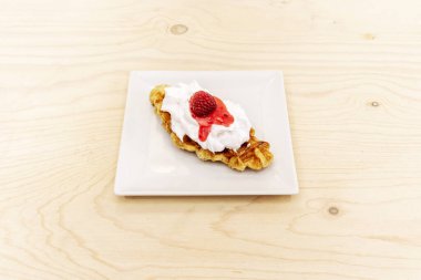 Kremayla kaplı taze pişmiş kruvasan ve şuruplu ahubu.