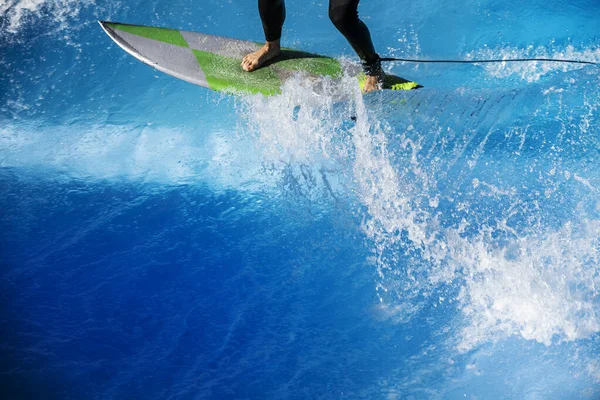Siyah Neopren Takımını Giymiş Bir Sörfçü Yüzme Havuzunun Dalgalarında Köpük — Stok fotoğraf