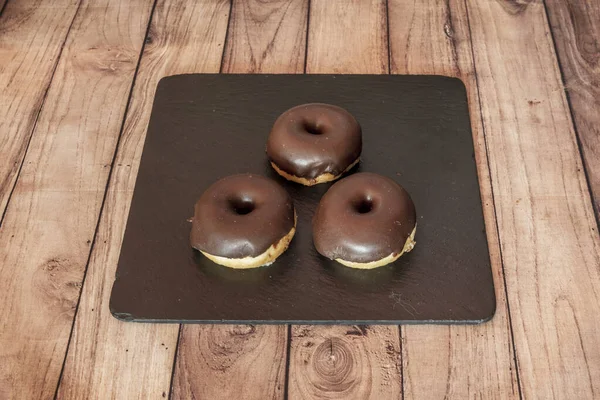 Donuts Sind Ein Dessert Das Hauptsächlich Von Jungen Leuten Konsumiert — Stockfoto