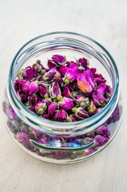 Gül çayını hazırlamak çok kolaydır, su kaynarken karışımı 5-10 dakika bekletin, süzün ve istenildiği gibi bal veya şekerle servis edin.