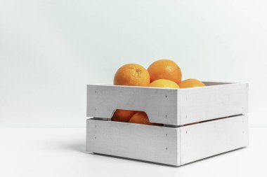 Portakal, az ya da çok kalın ve dirençli bir deriye sahip etli bir yapışkandır ve posası bir zamanlar segmentlerden oluşur.