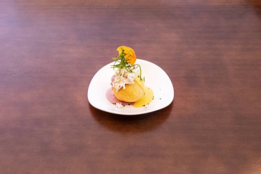 Lima davası ilk olarak sömürge döneminde hazırlandı. İspanyollar İspanyol yemeği öncesi Kausay 'ı biliyorlardı ve basit patates tarifini aldılar.