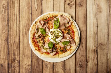 Doğal domates, mozarella fior di latte, mozzarella di bufala, vişneli domates ve sarımsak karışımından yapılmış bufalina bazlı pizza.