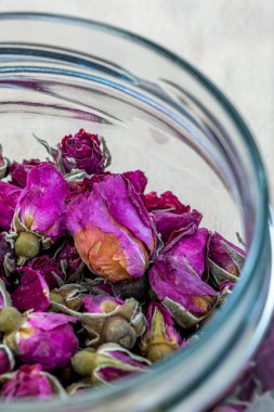 Gül çayı, yağ yakmak ve vücudu rahatlatmak ve daha iyi uyumak için çok tavsiye edilen bir sindirim ilacıdır. Temizleme özellikleri sıvı tutmayla mücadeleye yardımcı olur.